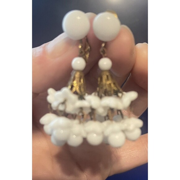 VTG Art Deco Milk Glass Chandelier Flower Dangle Screw Back Earrings Granny Core - Picture 2 of 4